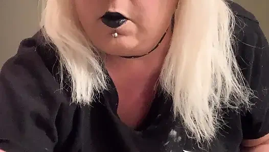 Красивая курящая мачеха