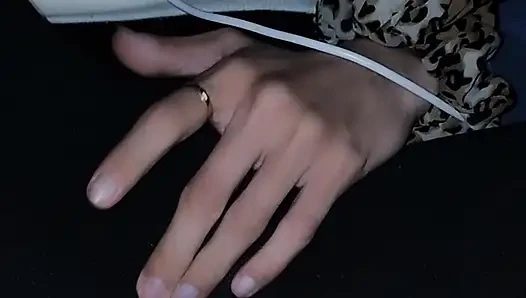 Porno izliyorum ve o kadar heyecanlanıp kendime dokunuyorum