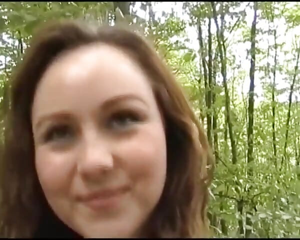 Twee schattige Duitse babes die samen spelen in een buitensessie