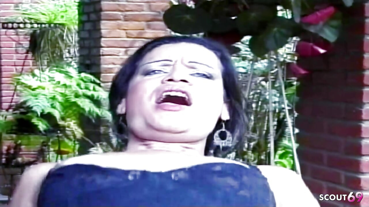 Transe mit einem riesigen schwanz fickt zum ersten mal einen typen in sein enges arschloch