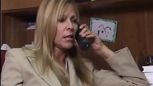 Чувственная красотка-блондинка Nicole Moore договорилась о встрече с известным продюсером о испытании голоса