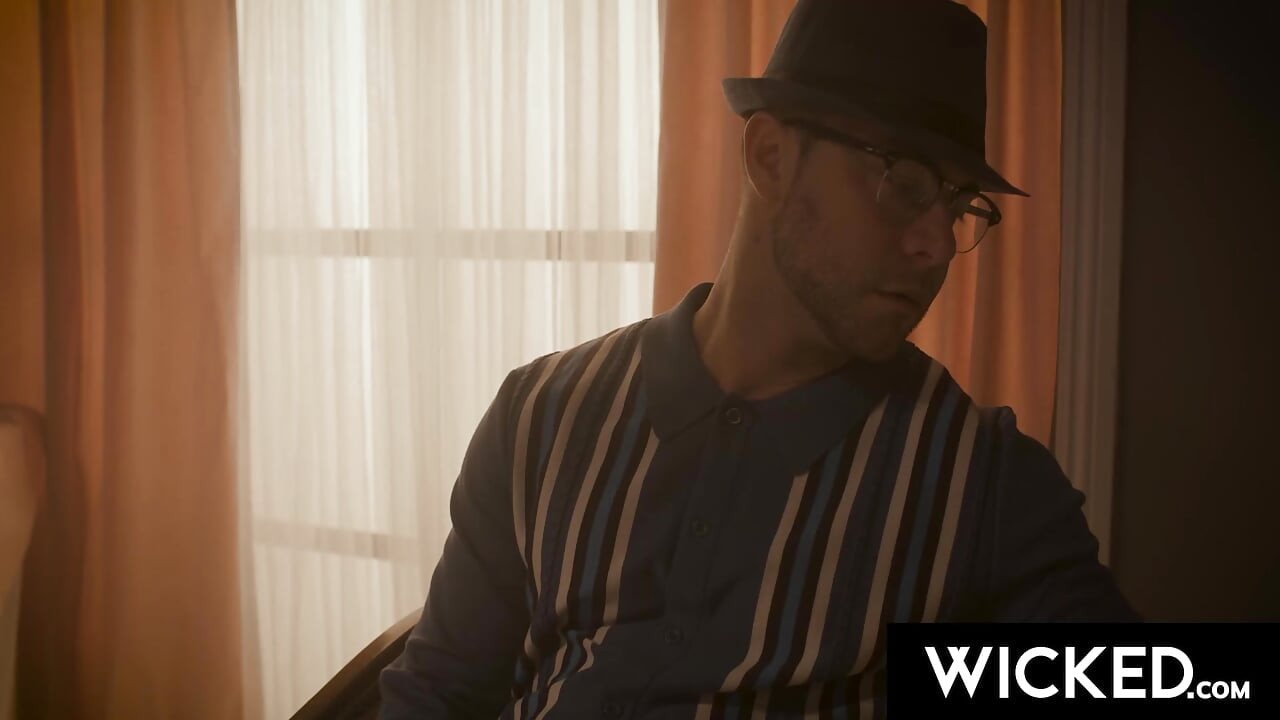 WICKED - 1950年代ブロンドのジル・カシディ ランジェリー店のフェラチオとセックス