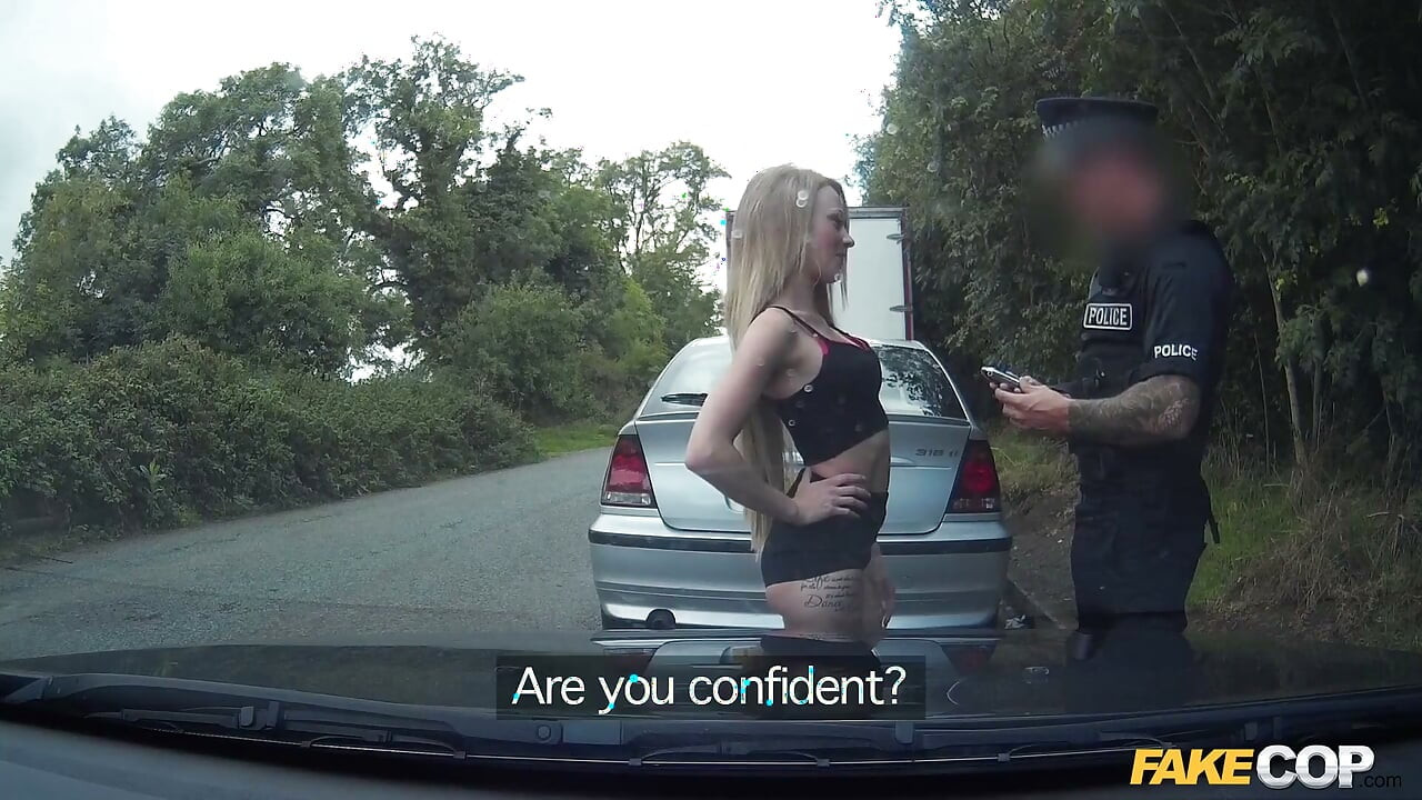 Fake cop - tentación de detención de camión: chica cachonda follada duro en el coche de la policía con acción de garganta profunda