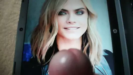 cara delevingne'e saygı duruşu
