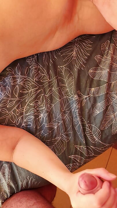 बिकनी में Milf(चोदने लायक मम्मी) पूल के बाद कैंपसाइट से युवक को कुत्ते शैली के लिए आमंत्रित करती है