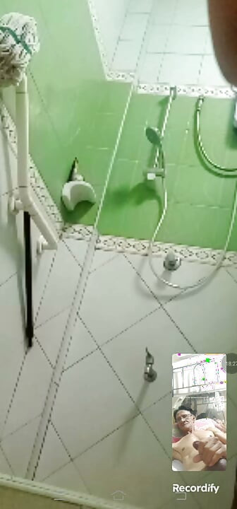 همیشه برای تماس ویدیویی سکسی خوش می‌گذرونه.