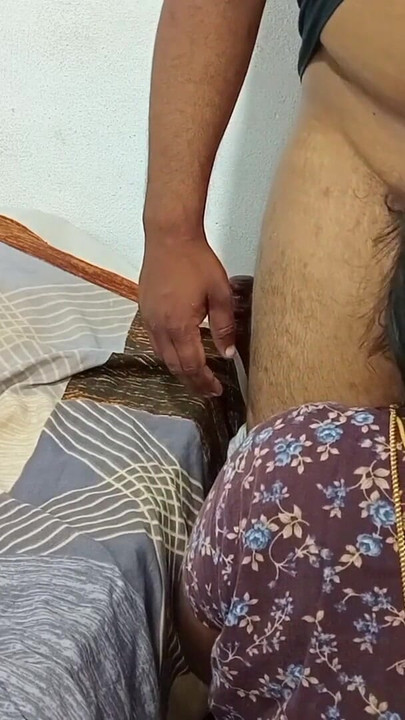 "Un momento inolvidable de "Una esposa tamil seduce a su cuñado e hizo una sesión caliente en la cama"