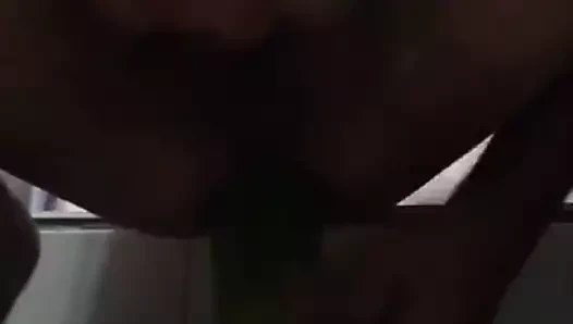 Metiendo un pepino en mi cola