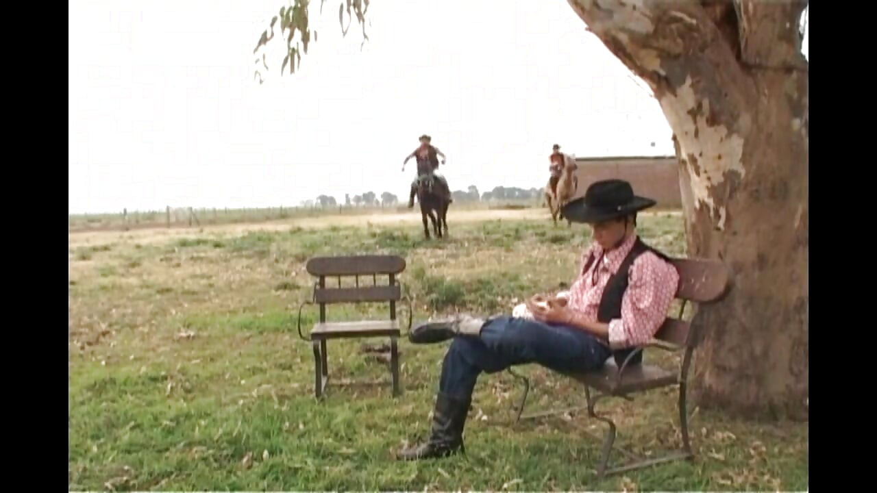 Ковбої трахають молодого хлопця в дупу