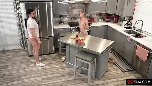 Üvey baba beni kişisel sikiş oyuncağı gibi kullanıyor