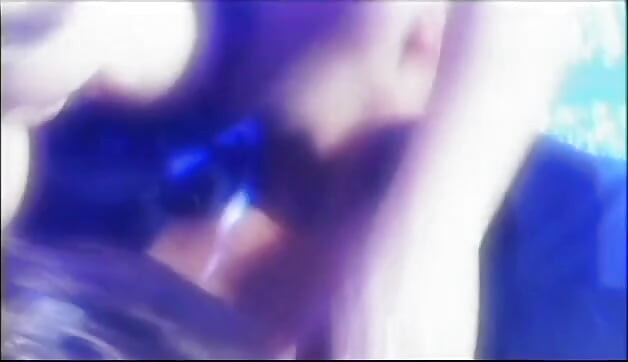 Esmer ve sarışın kızlar boşalmak için değiş tokuş yapıyor