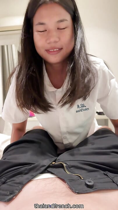 18-årig thailandsk studerende i uniform bliver kneppet hårdt af en stor hvid pik og kommer i ansigtet