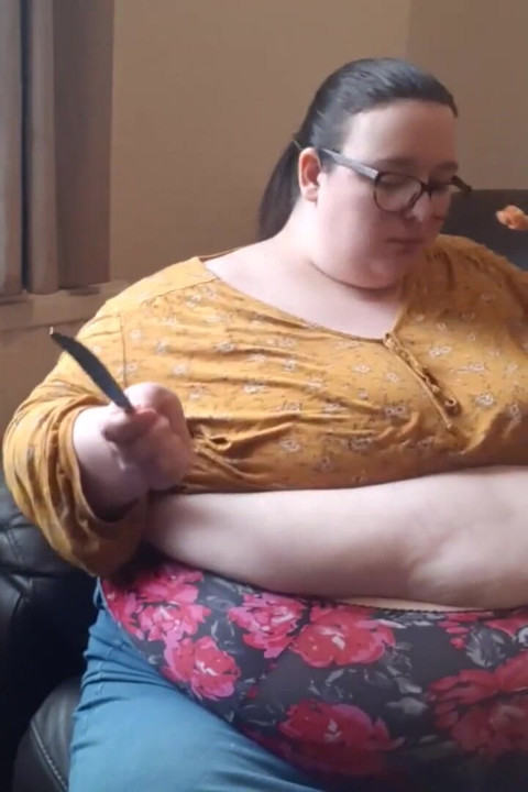 SSBBW ogroman trbuh dok jede na kauču