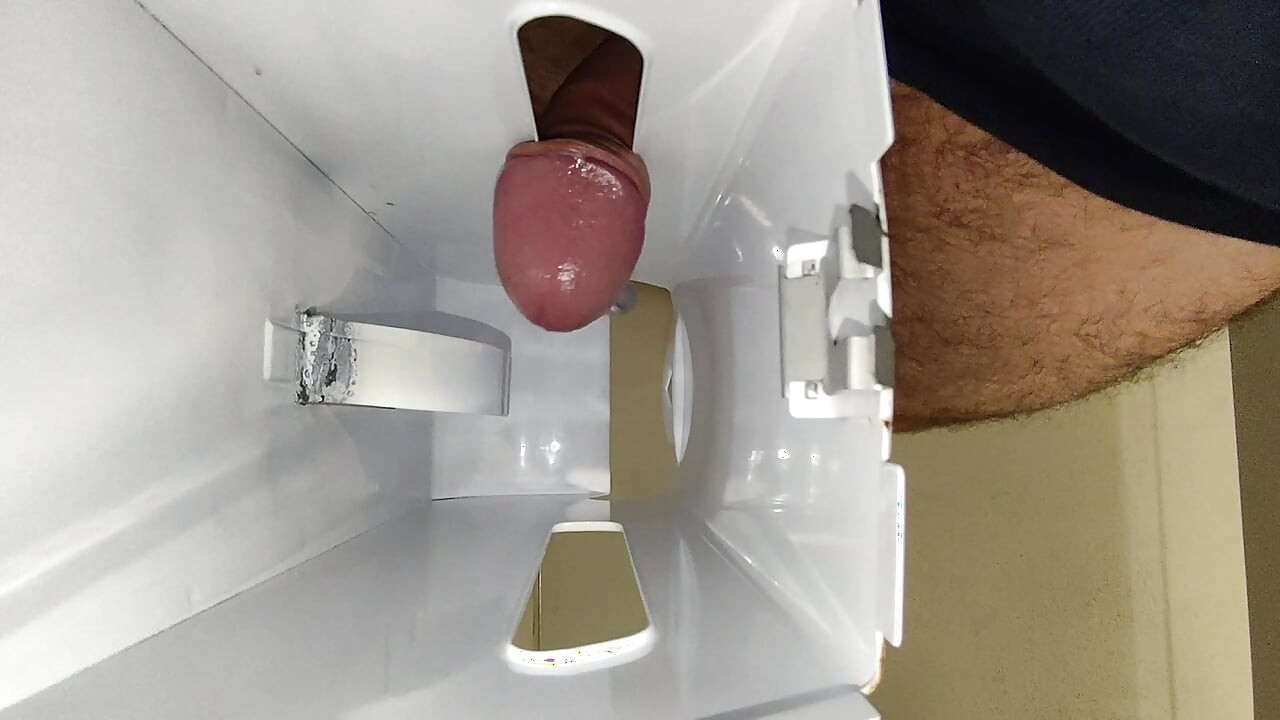 ควยในห้องน้ําสาธารณะ