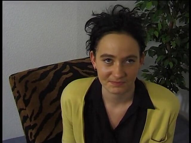 Cycata laska brunetka zostaje wyruchana w casting