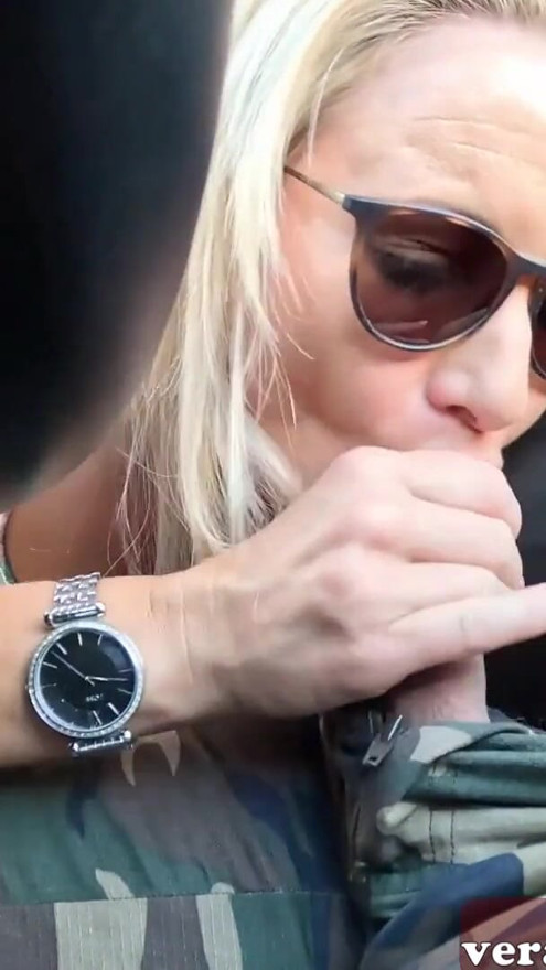 MILF blonde Jerman diambil untuk userdate EroCom di dalam kereta | Klip 1