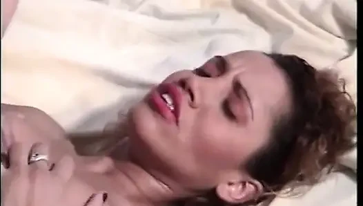 Güzel sevimli hatun yalnız tıraşlı sıkı amcığını sikmek için arkadaşını çağırıyor