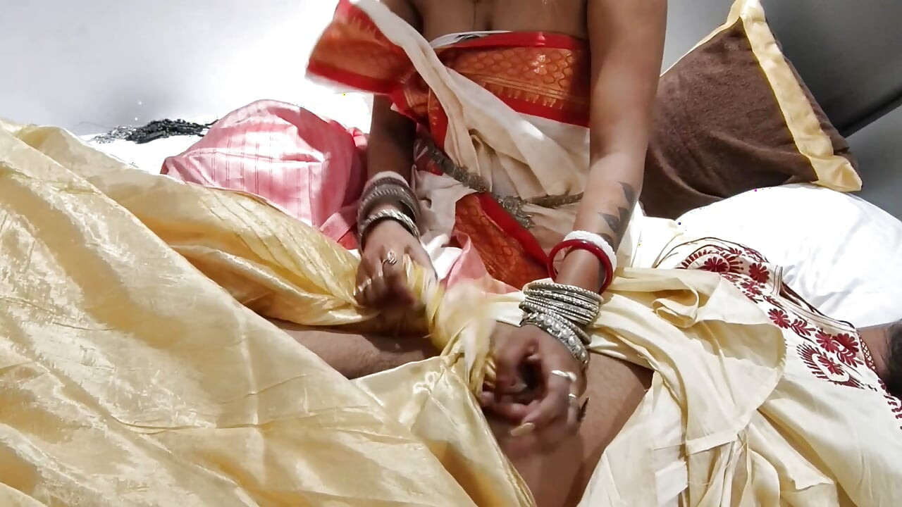 Akele me dekh kar Bhabhi ji jabbar ko dasti room me pel diya