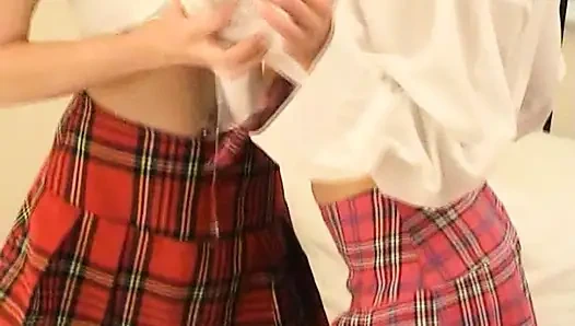 Двое молодых возбужденных показывают, как романировать друг друга