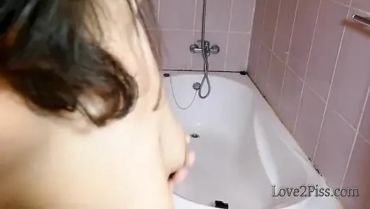 Si cantik suka kencing di bak mandi