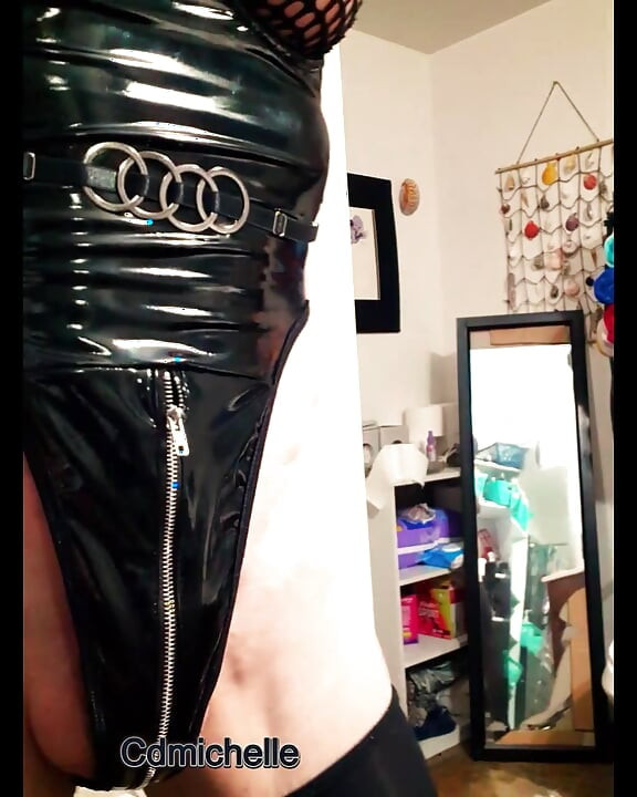Crossdresser michelle mencoba bodysuit yang berbeda