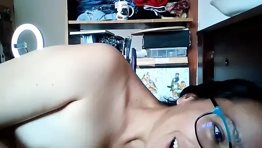 Cewek semok latina lagi asik masturbasi bareng tetangganya sambil nonton dan muncrat