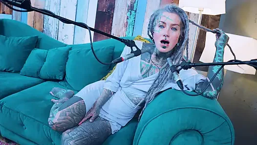 J - Jelousy hakkında konuşuyorum - asmr podcast sfw konuşuyor gotik sıska kız dreadlocks dövmeli model dövmeli kız