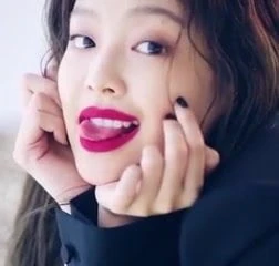 Сексуальная игра Jennie с языком