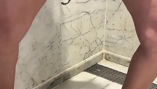 Anu Nahate Hue di Hotel