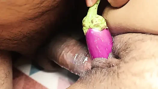 Aku menyetubuhi saudara tiriku dengan kontol dan brinjal, itu sangat menyenangkan