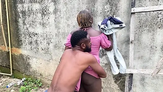 Пытаюсь помочь моей соседке положить одежду на веревку D, прежде чем я смог узнать, что мой хуй в ее киске