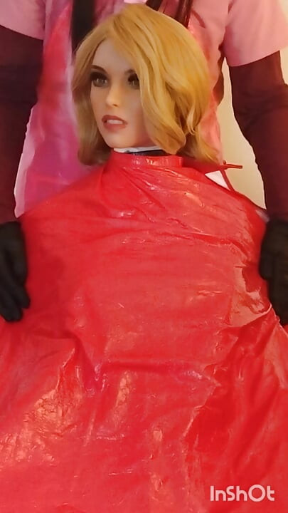 Lauren, la princesa del salón de belleza, modelando con capa química y fetiche