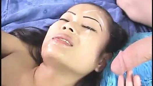 Cewek Asia menawan nyepong dan ngocok dua bebek besar sampai dicrot di muka