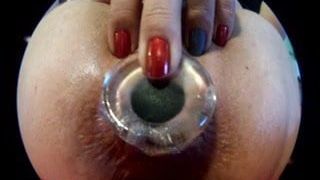Une femme pète avec un plug anal