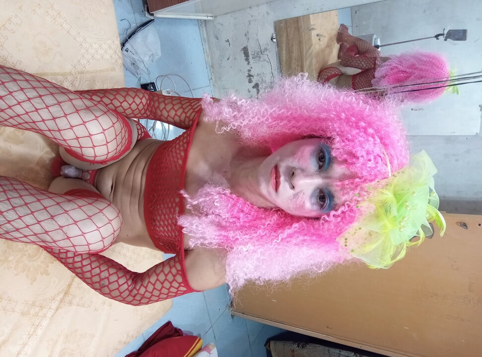 Oanh Le transgender i sexy undertøy som leker med en falsk boks