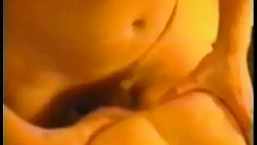 Kırmızı iç çamaşırlı seksi fahişe sıkı amcığını büyük bir yarakla dolduruyor