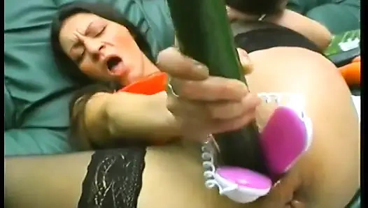 Esmer olgun sürtük yiyecek ve büyük mumla deliklerini sikerken çorap giyiyor