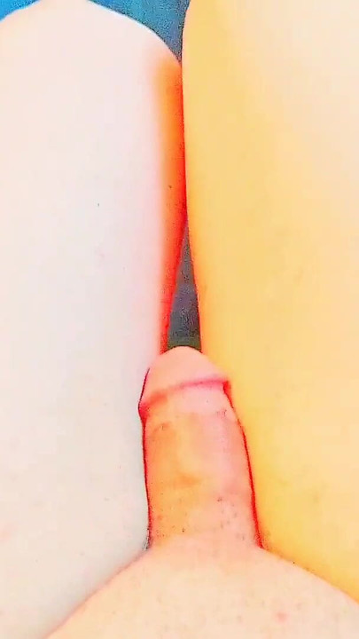 Ključni trenutak iz "HANDS FREE CUMSHOT FEMBOY MASTURBIRA S SLATKIM GLATKIM NOGAMA STVARAJUĆI VRUĆI TERET VELIKE FONTANE SPERME"