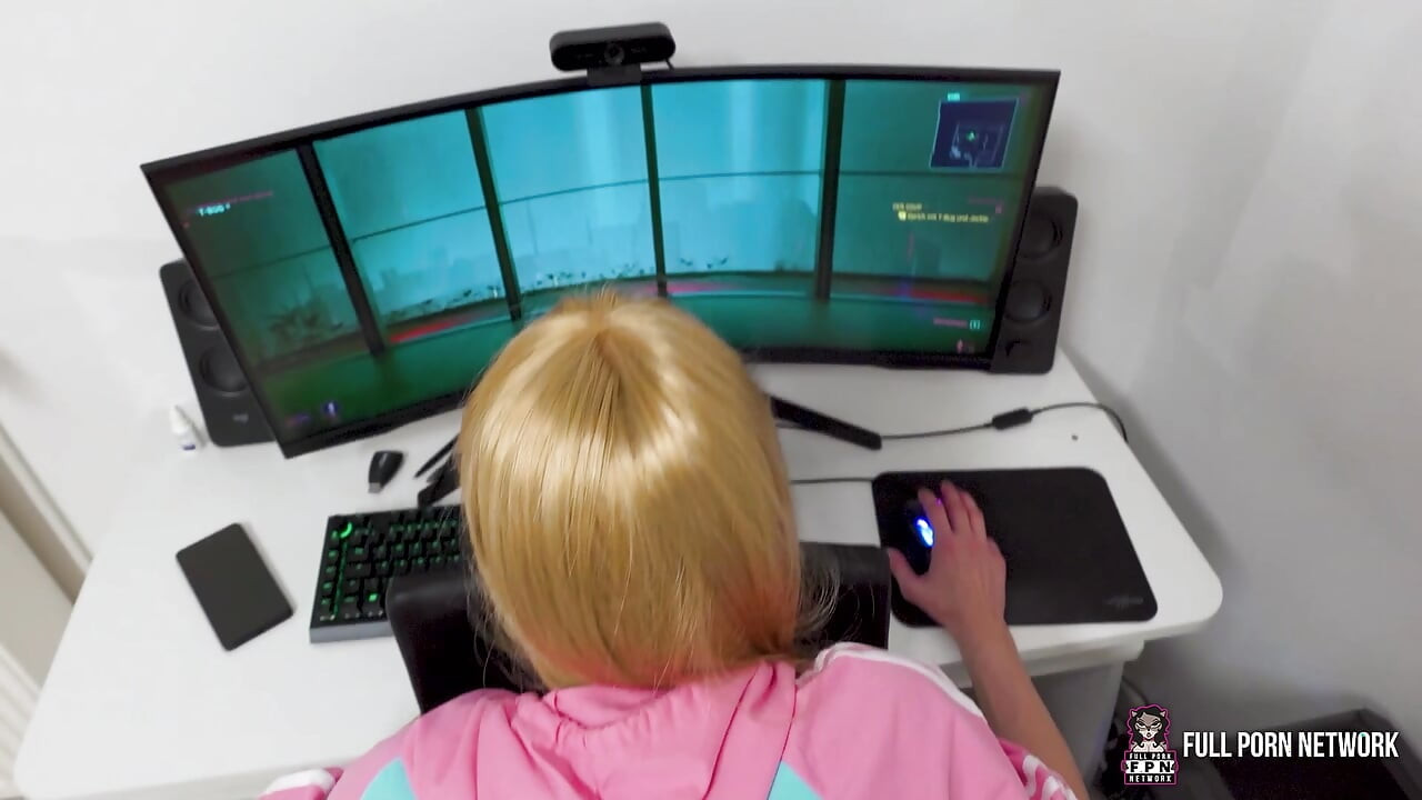 Mascarada gamer Ana Lingus garganta profunda e cavalga vaqueira reversa