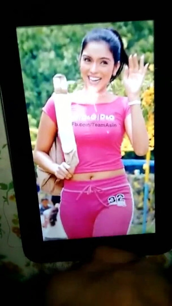 Ključni trenutak iz "Asin Naara mundaaikku en kanji (asin sexy cum tribute)"