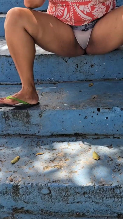 Cameltoe in the square | Clip 1