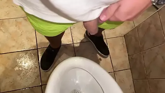 Peeing and cumming in public toilet after beach