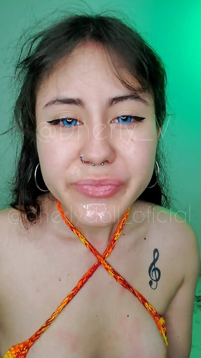 A amiga da minha namorada vem à minha casa para que eu possa enfrentá-la e gozar na boca dela.