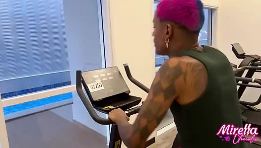 Я — худая силиконированная девушка из Smart Fit