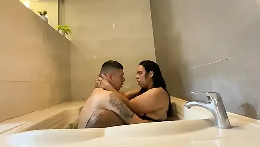 Cewek semok meksiko selingkuh di jacuzzi hotel