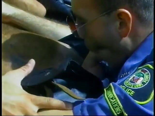 Policial com a mente suja quer foder esse cu apertado