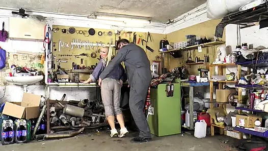 Pirang lucu dengan pantat besar disetubuhi di memeknya yang berbulu