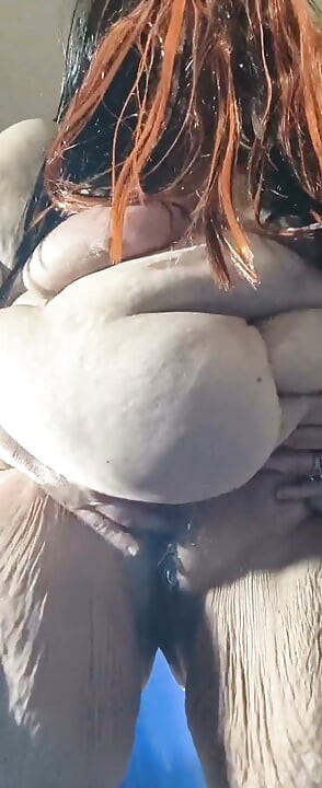 このハジーなからかいが彼女の膝まで噴き出す