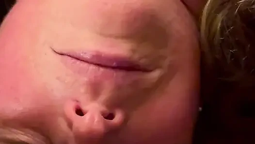 Dicke titten, schmutzige blonde MILF nimmt ladung ins gesicht