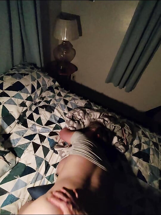 삐걱거리는 침대에서 몰래 섹스